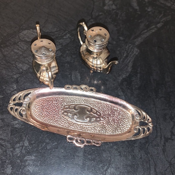Vintage miniature, Minnesota salt and pepper, tea, pot, and tray - Picture 4 of 5
